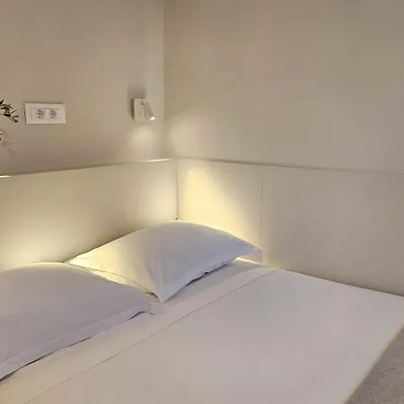 Private Seaside Room-walk To Downtown Apartment Split